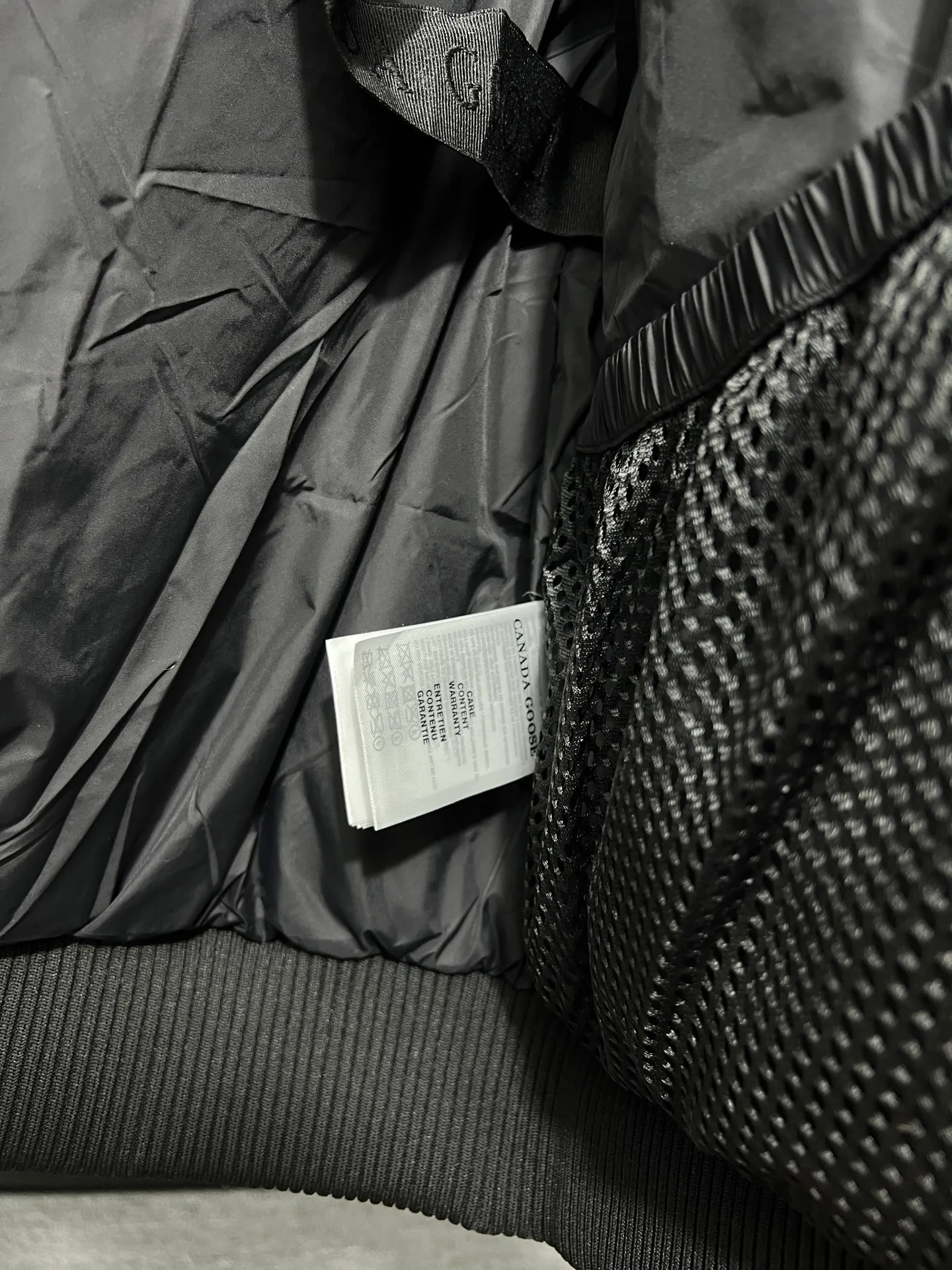 P720 🆕Top version! Comes with a tote bag! Chip version💰𝑪𝒂𝒏𝒂𝒅𝒂 𝑮𝒐𝒐𝒔𝒆/Canada Goose Chilliwack Goose 01 bomber jacket down! The top original replica version refers to the highest version in China currently (there is no one) ⚠️Note: There is no foundry in China! ! ! Saying it is original order, ZP goods, pure original goods, etc. is just a gimmick by some peers. Do not be deceived!  ⚠️Note: The latest version of this year’s authentic product has a strap (the latest version can be bought at the newly opened Galeries Lafayette Canada Goose counter in Beijing) ⚠️Note: (The authentic product does not have blue wash marks this year) Version comparison introduction 1⃣️Top replica: Made of 18-count polyester-cotton blended fabric imported from South Korea (authentic synchronized fabric), national standard 90 white duck down, western Canadian coyote hair 2⃣️Mid-range version: Made of domestically produced 21-count polyester-cotton fabric, 50% standard white duck down, Eastern Canada coyote hair, top original goose analysis Analysis 1 (wolf hair): All customers are guaranteed to receive a fur collar that is grayer than the original color. Each wolf hair is 55cm long and 14cm wide, all made from wild first-grade gray wolf skins in western Canada! Analysis 2 (Trademark): We use dyed embroidery thread to truly achieve 100% reproduction of the trademark, ensuring that the embroidery thread is exactly the same as ZP, with zero color difference and 100% reproduction of the map letters! (We can guarantee that no one in our industry is more attentive and professional than us!) Analysis 3 (fabric): As we all know, the Canada Goose ZP fabric in previous years was a 21-count polyester-cotton washed, calendered and brushed fabric that was relatively hard. Last year and this year, dozens of authentic products purchased were all made of 18-count pure cotton fabrics, and we finally decided to use 18-count polyester cotton! (ZP synchronized fabric) Analysis 4 (Accessories): Domestic exclusive version of Velcro, one to one Y-shaped double hook original Velcro, YKK zipper, exclusive original workmanship of washed threaded down jacket!  Authentic products are not 100% perfect and flawless. Authentic products also have velvet hair loss, and most of the authentic wolf fur is mainly eastern yellow wolf fur. (Because our wolf skins are all auctioned at the same auction house as authentic products) There is an auction list to prove it.  At the same time, I will teach you a trick: buy an authentic product from Tmall, buy a piece of clothing from a merchant you trust at the same time, and come back to compare the details. ⚠️ Remember you get what you pay for! Don't be greedy for small gains, or you will suffer big losses! Color: Black Navy Beige Graphite Gray Royal Blue Size: XS S M L 54 120 84 79 140-160 XL 56 124 86 81 160-180 XXL 58 128 88 83 180-200